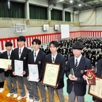 全校生を前に表彰された（右から）石田純一郎さん、首野尾皇斗さん、平賀誠司さんら＝小野工業高校