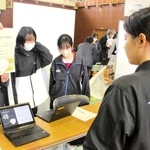 もち麦のＰＲ案を発表する生徒たち＝兵庫教育大付属中学校