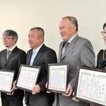 感謝状を受けた（右から）長谷川道子さん、澤口浩幸さん、山本明宏さん、藤本剛さん＝小野市消防本部