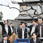 依頼を受け、倉庫と一輪車を修理した小野工高生ら＝小野市片山町