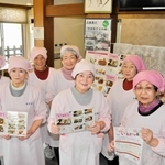 おふくろの味を提供する味彩会のメンバー＝小野市福住町