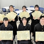 ビジネス探究科３年の９冠合格者（前列）と８冠達成者＝小野高校