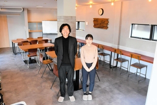 放課後等デイサービス施設「まなびのや」を開所した藤井タツヒロさん（左）と白髪真奈さん＝西脇市和田町