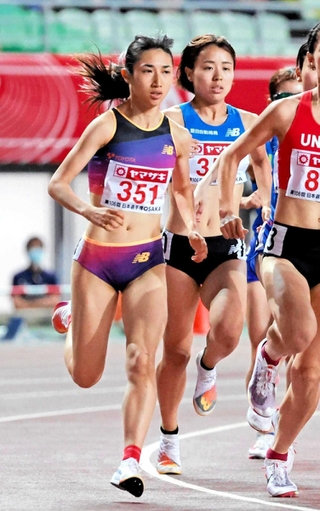 ９年連続で「井上増吉賞」に輝いた田中希実選手（左）＝２０２２年６月、ヤンマースタジアム長居