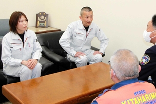 感謝状を贈られた（左から）田中千代さんと藤花敦志さん＝加東消防署（提供）