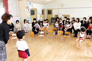 最後の入園式で話す佐伯瑞穂園長（左）＝鴨川保育園