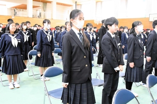新調された制服に身を包んだ新入生。奥の在校生とはデザインが異なる＝多可町立中町中学校