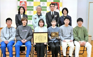 人命救助に貢献した県立農業大学校の学生と教職員＝北はりま消防組合加西消防署