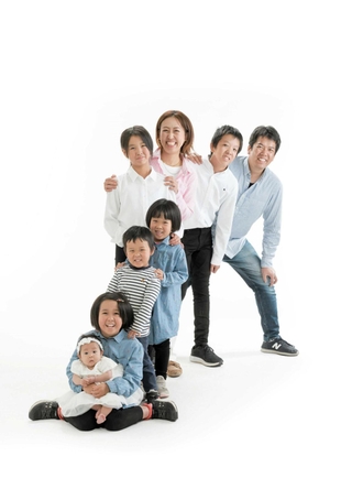 上野さん一家の家族写真。８人いれば、「チューチュートレイン」のダンスも可能だ
