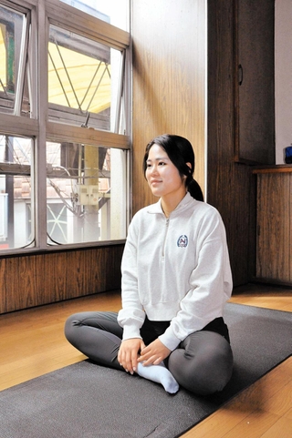 ヨガで心と体を整える山本唯加さん＝小野市本町