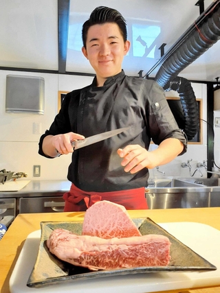 厳選した牛肉を出す谷優太朗さん＝小野市来住町