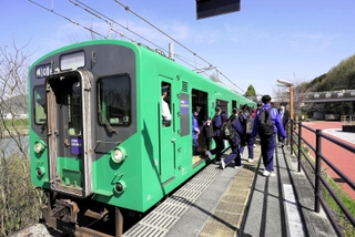 ＪＲ加古川線を使って歓迎遠足に出かけた黒田庄中の生徒＝西脇市上比延町（同市提供）