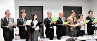 校歌を合唱する加東市教委のメンバーら＝同市役所