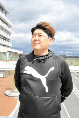 輪島塗箸の再建を目指す鮓井伸和さん＝小野市役所前