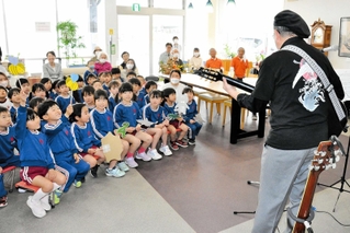 ３周年の催しで演奏を楽しむ園児ら＝小野市小田町