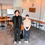放課後等デイサービス施設「まなびのや」を開所した藤井タツヒロさん（左）と白髪真奈さん＝西脇市和田町