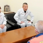 感謝状を贈られた（左から）田中千代さんと藤花敦志さん＝加東消防署（提供）