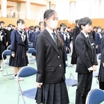 新調された制服に身を包んだ新入生。奥の在校生とはデザインが異なる＝多可町立中町中学校