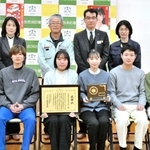 人命救助に貢献した県立農業大学校の学生と教職員＝北はりま消防組合加西消防署