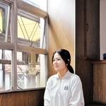 ヨガで心と体を整える山本唯加さん＝小野市本町