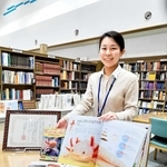ウーパールーパーの載った図鑑や児童書を示す中村一香さん＝小野市立図書館