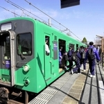 ＪＲ加古川線を使って歓迎遠足に出かけた黒田庄中の生徒＝西脇市上比延町（同市提供）