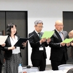 校歌を合唱する加東市教委のメンバーら＝同市役所