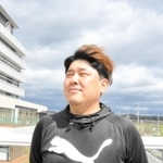 輪島塗箸の再建を目指す鮓井伸和さん＝小野市役所前