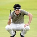 １８番ホールでラインを読む鮓井伸和さん＝２０１５年６月、青野運動公苑アオノゴルフコース