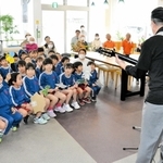 ３周年の催しで演奏を楽しむ園児ら＝小野市小田町