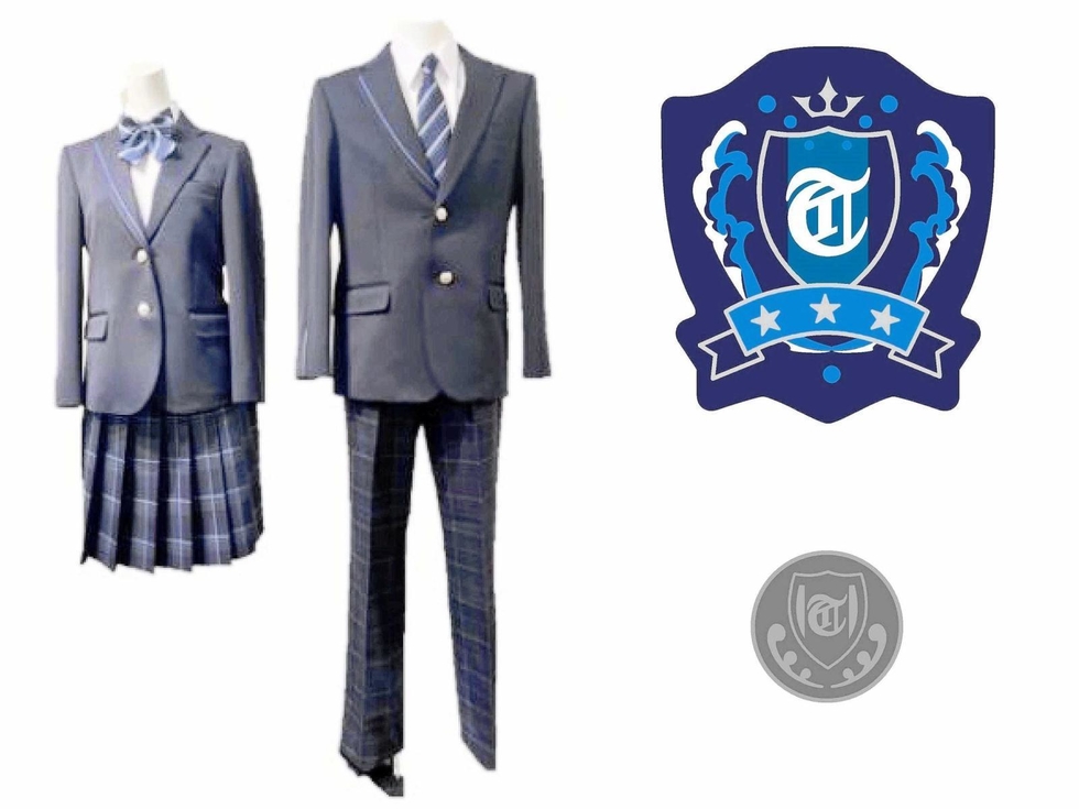 滝野地域小中一貫校の制服、紺色のブレザーに 襟元は闘竜灘イメージ  