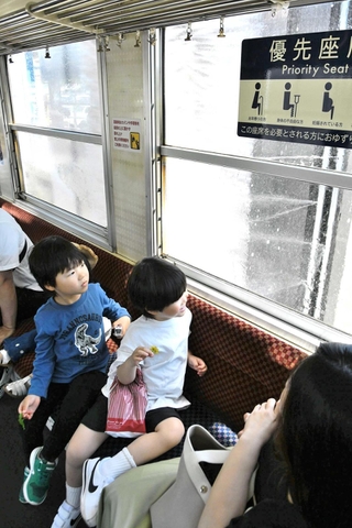 車両の中から洗車の様子を見守る子どもら＝加西市北条町北条