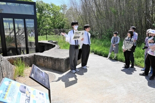 ツアー参加者に対空機銃座跡を説明する高校生＝加西市東笠原町
