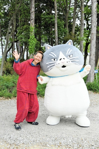 「タマキニイメ」の玉木新雌社長と写真に納まるマル＝西脇市上比延町