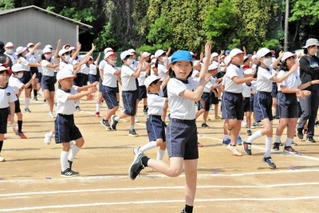 軽快に踊りを楽しむ児童＝小野小学校