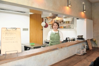 「いつかはここで料理教室も」と意気込む一ノ瀬智子さん＝西脇市和田町