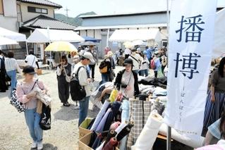 安値で販売される播州織を求め、多くの人が訪れた＝西脇市内