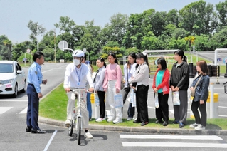 自転車の安全な乗り方を学ぶ外国人技能実習生ら＝小野市王子町