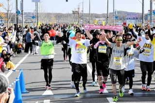 ファンと共にゴールする阪神の原口文仁選手（手前中央）ら＝２０２３年１２月３日、小野市役所前