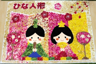 昨年度のフラワーアート「ひな人形」（まちの拠点づくりコンソーシアム提供）