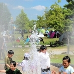 噴水で水遊びを楽しむ子どもたち＝ひまわりの丘公園