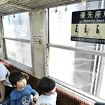 車両の中から洗車の様子を見守る子どもら＝加西市北条町北条