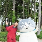 「タマキニイメ」の玉木新雌社長と写真に納まるマル＝西脇市上比延町