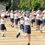 軽快に踊りを楽しむ児童＝小野小学校