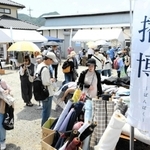 安値で販売される播州織を求め、多くの人が訪れた＝西脇市内