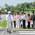 自転車の安全な乗り方を学ぶ外国人技能実習生ら＝小野市王子町