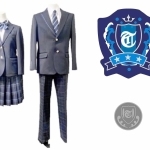 滝野地域小中一貫校の制服（左）とワッペン（右上）、ボタンのデザイン＝加東市教育委員会提供