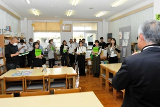 西脇東中の図書室を見学する委員ら＝西脇市鹿野町