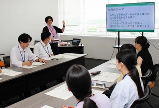 新任職員向けに若手が企画したゼミ＝加東市役所