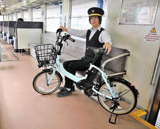 列車に持ち込める小型電動自転車＝北条鉄道・北条町駅